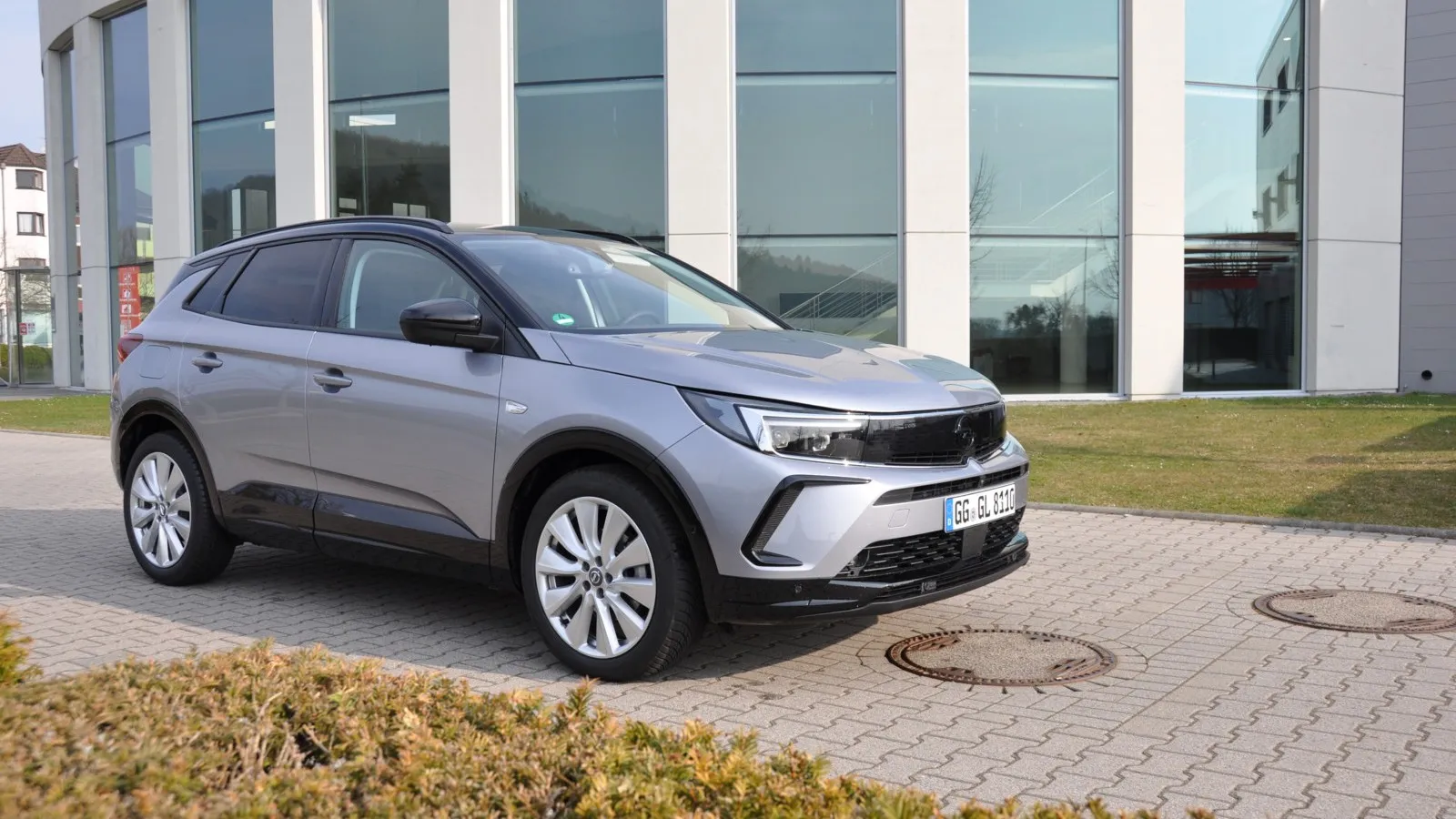 Der Opel Grandland trägt den markentypischen Vizor-Kühlergrill mit dem Opel Blitz, der von zwei serienmäßigen LED-Scheinwerfern flankiert wird. Optional sorgen Matrix-LED mit insgesamt 168 Segmenten für taghelle Ausstrahlung vor dem Auto (1.218 Euro; alle genannten Preise zzgl. USt.).