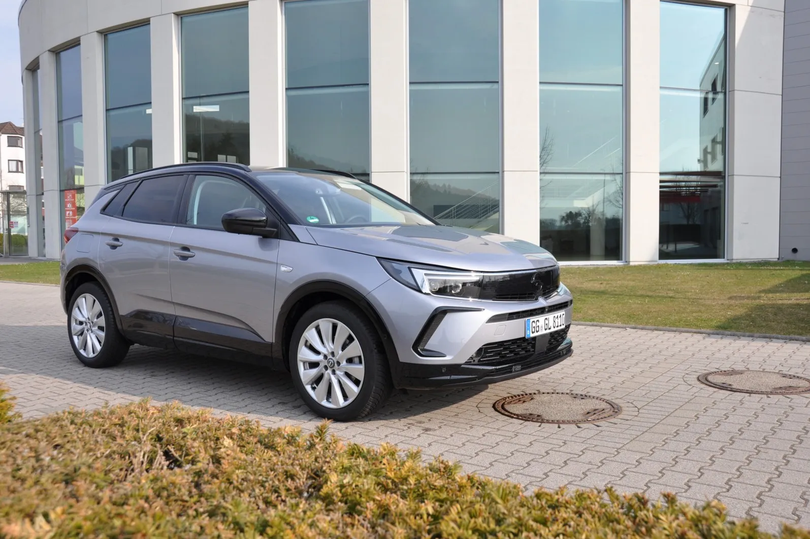 Der Opel Grandland trägt den markentypischen Vizor-Kühlergrill mit dem Opel Blitz, der von zwei serienmäßigen LED-Scheinwerfern flankiert wird. Optional sorgen Matrix-LED mit insgesamt 168 Segmenten für taghelle Ausstrahlung vor dem Auto (1.218 Euro; alle genannten Preise zzgl. USt.).