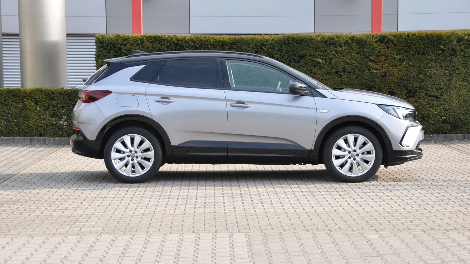 Mit 4,48 Meter Länge ist der Grandland das größte SUV der Marke Opel. Plattform und Motoren teilt sich der Grandland aber weiterhin mit dem SUV Peugeot 3008.