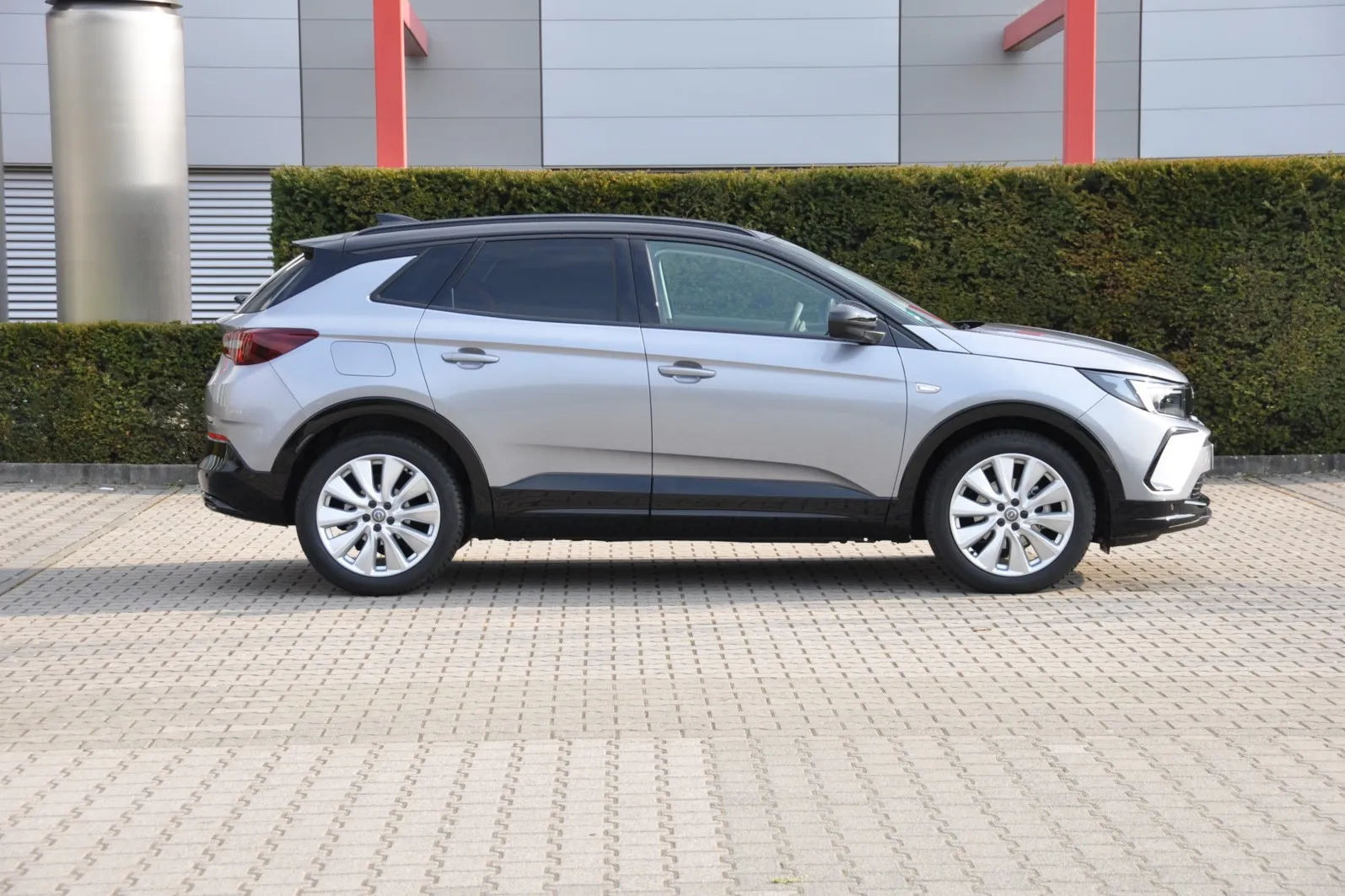 Mit 4,48 Meter Länge ist der Grandland das größte SUV der Marke Opel. Plattform und Motoren teilt sich der Grandland aber weiterhin mit dem SUV Peugeot 3008.