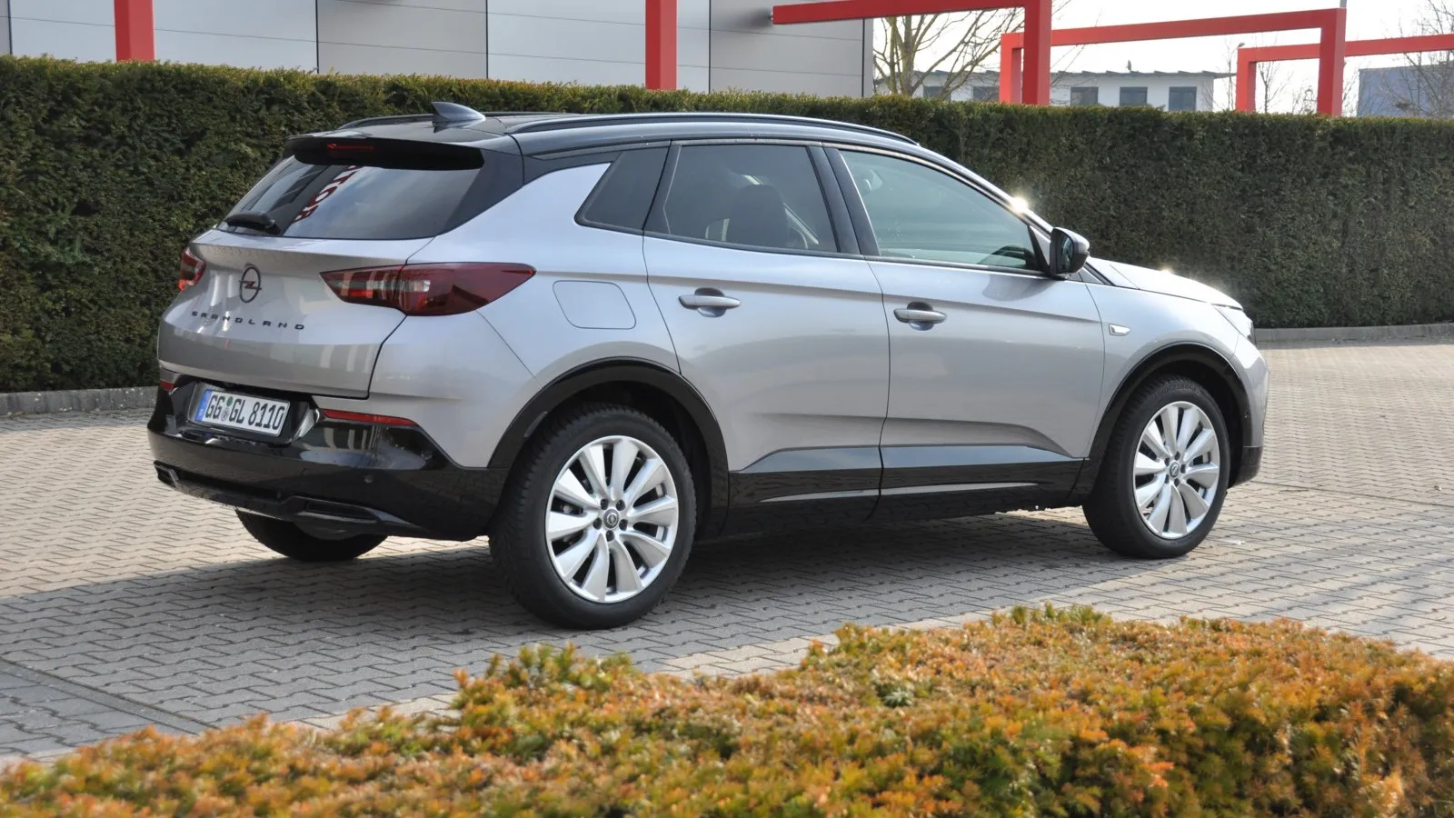Schön ist der Opel Grandland anzuschauen. Doch die  Sicht nach hinten ist durch das coupéartig abfallende Dach, eine hohe Gürtellinie und eine recht wuchtige C-Säule sehr eingeschränkt.