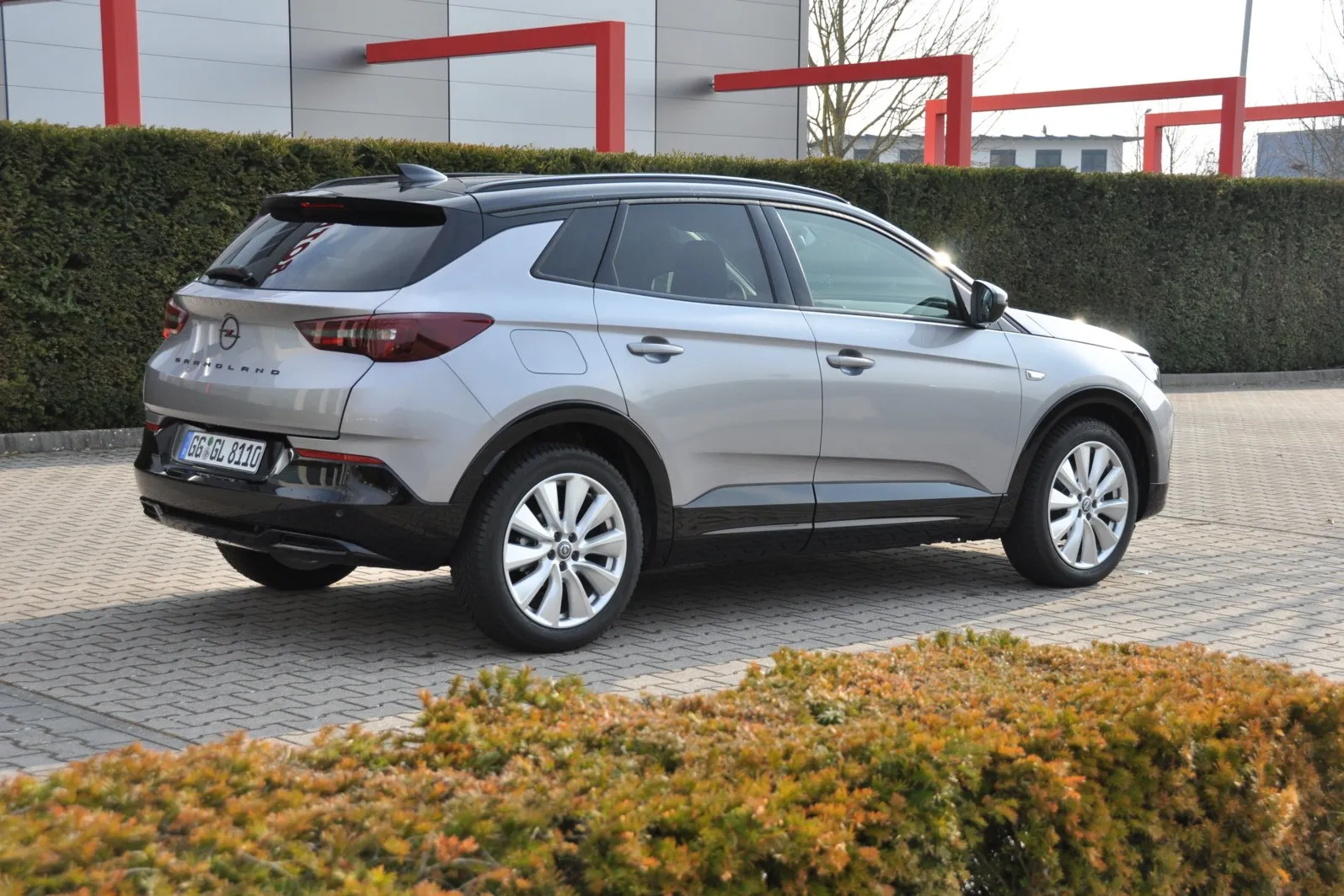 Schön ist der Opel Grandland anzuschauen. Doch die  Sicht nach hinten ist durch das coupéartig abfallende Dach, eine hohe Gürtellinie und eine recht wuchtige C-Säule sehr eingeschränkt.
