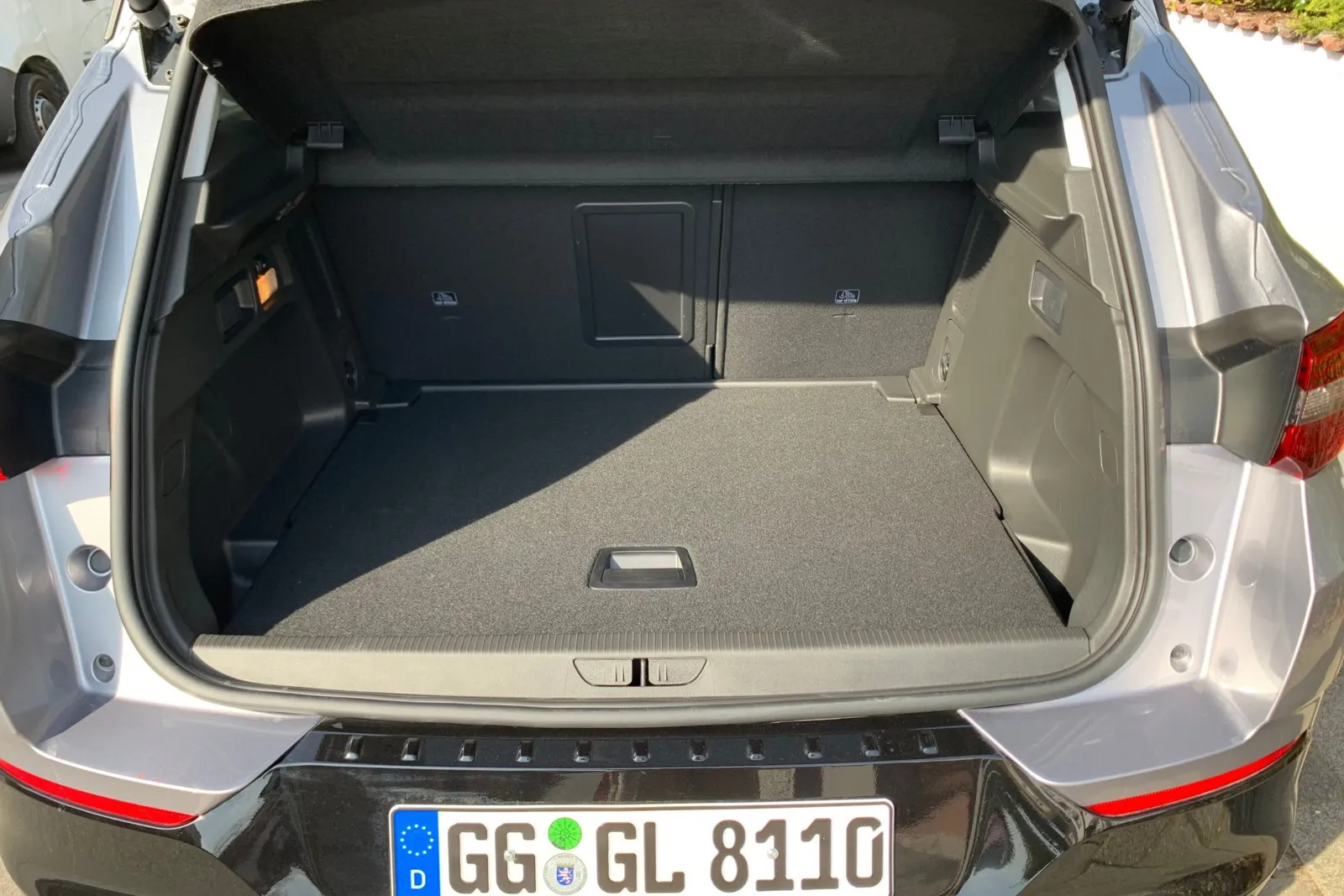 Der Kofferraum hat 514 bis 1.652 Liter Ladevolumen und stabile Zurrösen oberhalb des variablen Ladebodens, um Ladegut sicher zu befestigen. Die Ladekante, sie liegt etwa 72 cm über der Straße, hat eine optimale Höhe.