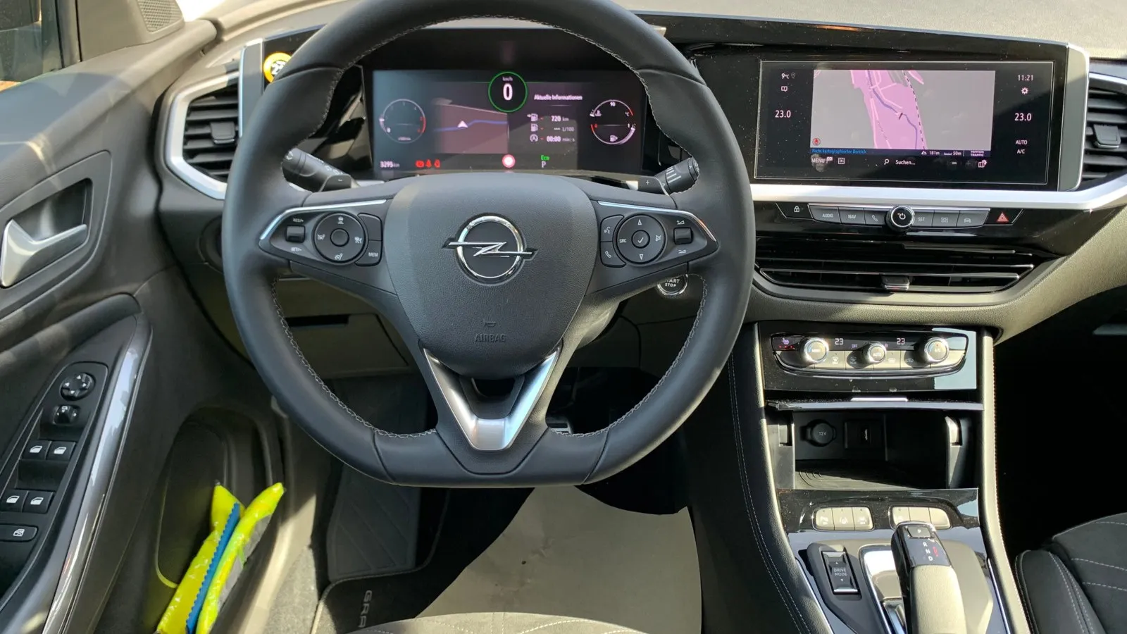 Zwei Displays sind serienmäßig im Cockpit verbaut. Für den Fahrer ein 12-Zöller und ein 10-Zoll Touchscreen in der Mitte. Über Letzteren werden die Infotainment- und Navi-Infos angezeigt. Schade, dass fast ein Drittel der Displayfläche konstant für die Anzeige der Außen- und Innentemperatur verschenkt wird.