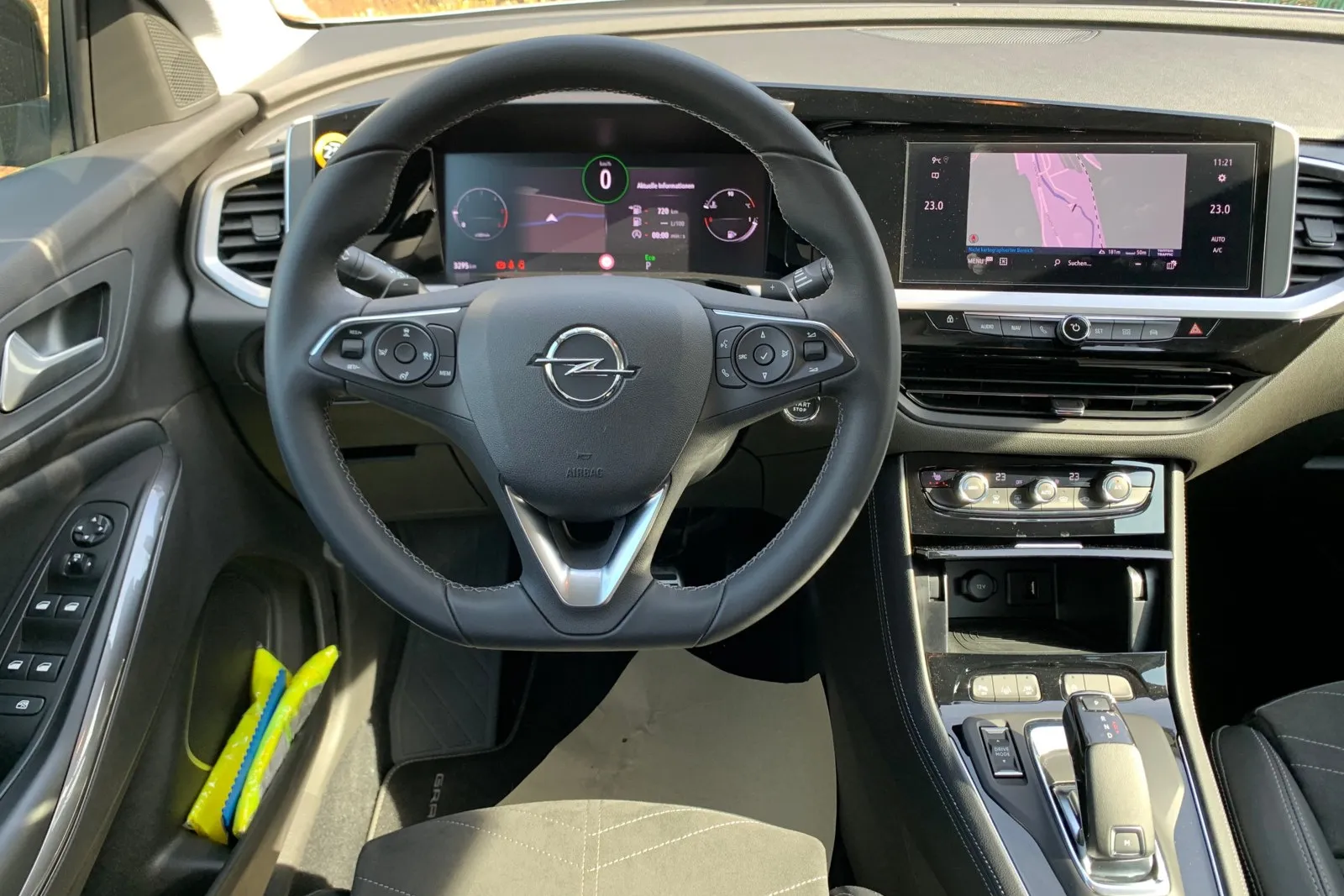 Zwei Displays sind serienmäßig im Cockpit verbaut. Für den Fahrer ein 12-Zöller und ein 10-Zoll Touchscreen in der Mitte. Über Letzteren werden die Infotainment- und Navi-Infos angezeigt. Schade, dass fast ein Drittel der Displayfläche konstant für die Anzeige der Außen- und Innentemperatur verschenkt wird.