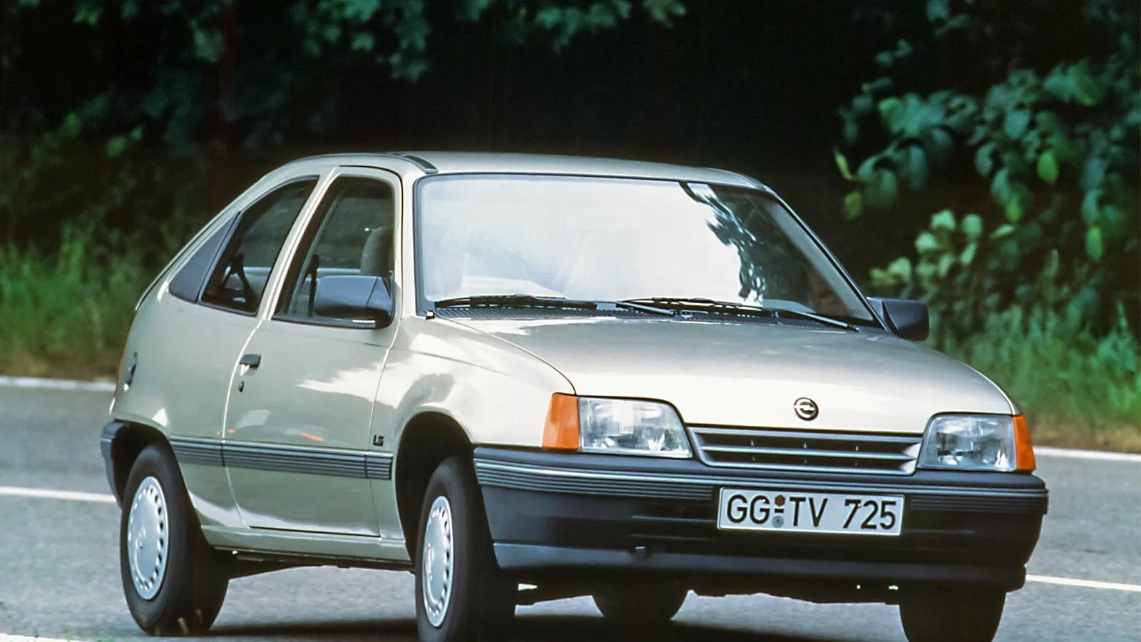 1984 bricht Opel mit dem Kadett den Luftwiderstands-Rekord und kann mit der GSi-Variante zudem den Benzinmotor mit dem weltweit höchsten Wirkungsgrad vorweisen.