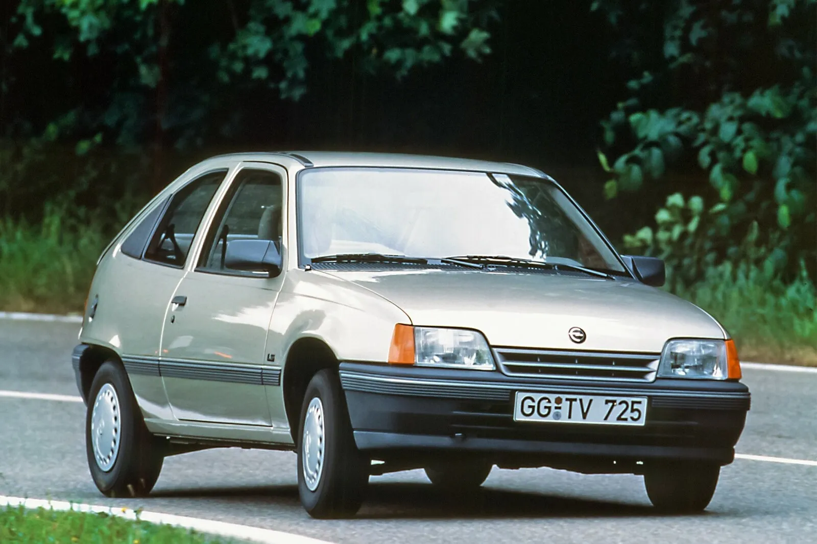 1984 bricht Opel mit dem Kadett den Luftwiderstands-Rekord und kann mit der GSi-Variante zudem den Benzinmotor mit dem weltweit höchsten Wirkungsgrad vorweisen.