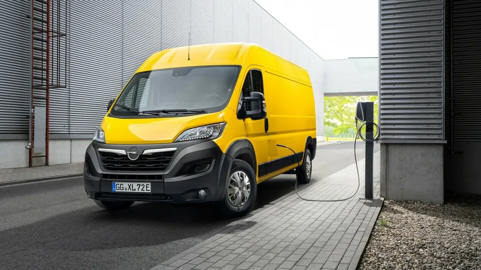 Per Akku zum Ziel: Der Movano-e elektrifiziert die 3,5-Tonnen-Klasse der Rüsselsheimer. Bis 2024 sollen alle dann Opel-Transporter elektrifiziert sein, ab 2028 kommen nur noch E-Varianten.