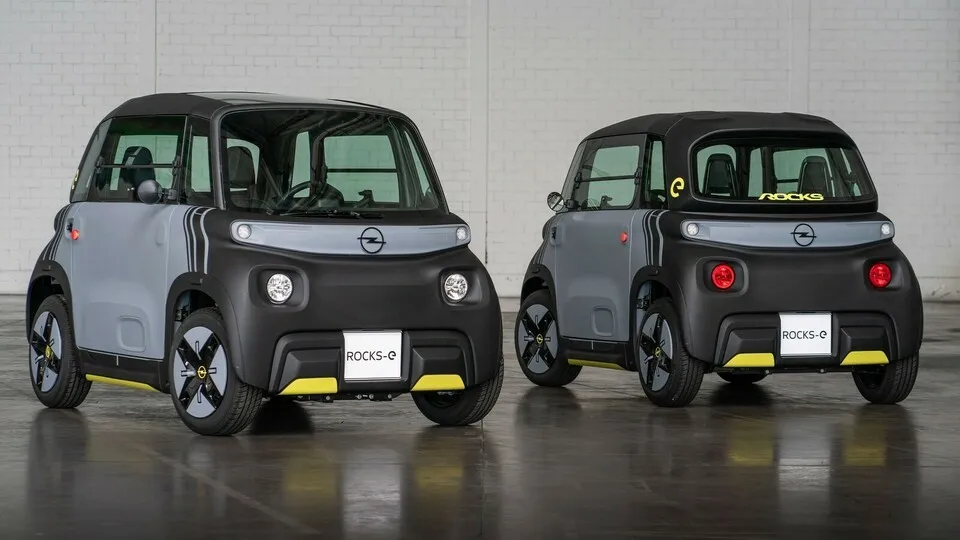 Von hinten wie von vorn: Der Adam Rocks-e übernimmt das kubische Design seines französischen Bruders Citroen Ami.