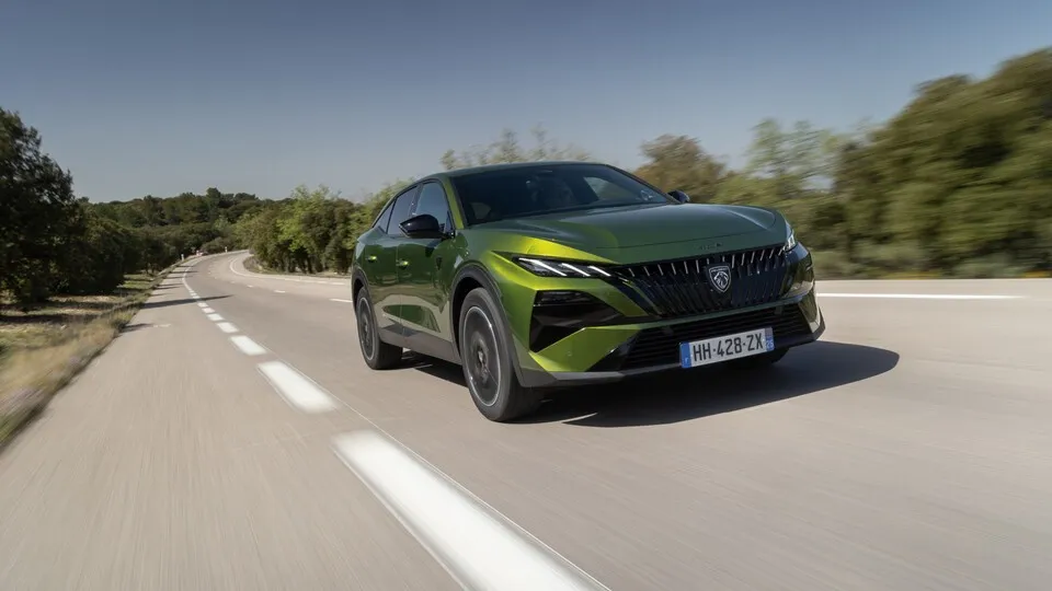 Alle Versionen des Peugeot 408 überzeugen mit einem gut abgestimmten Fahrwerk.