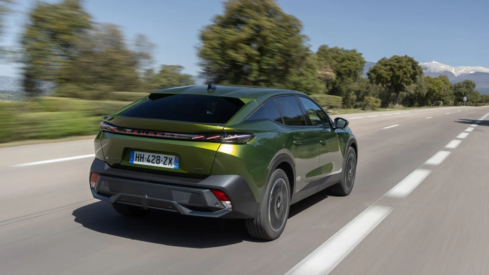 Das Dach des Peugeot 408 zieht sich coupéartig nach hinten. Am Heck ist der Schiftzug der Marke erstmals beleuchtet.