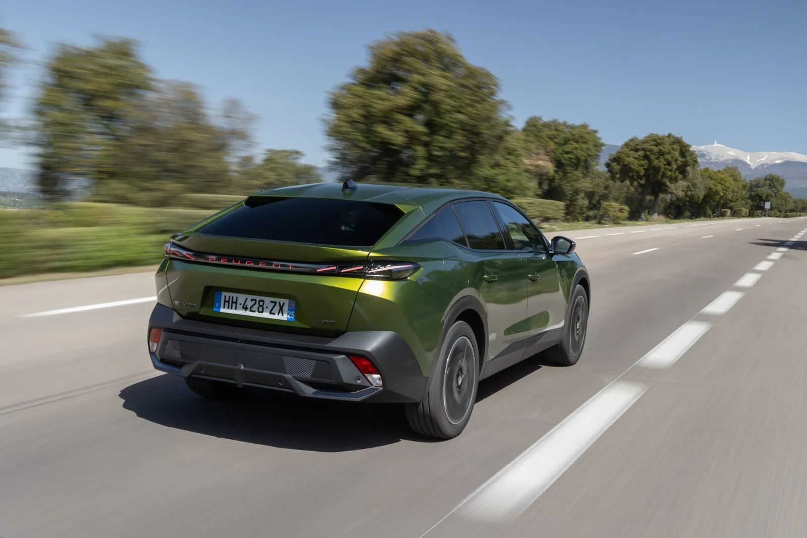 Das Dach des Peugeot 408 zieht sich coupéartig nach hinten. Am Heck ist der Schiftzug der Marke erstmals beleuchtet.