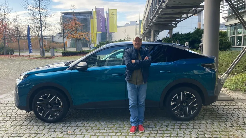 Neben der rein elektrischen Version ist der neue Peugeot 3008 sowohl als Mild- als auch als Plug-in-Hybrid zu haben. Hier mit unserem bfb-Autor Michael Neher beim Hybrid-Tag der Löwenmarke in Rüsselsheim.