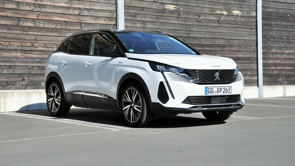 Peugeot 3008 Hybrid 225 e-EAT8 im Test. Das überarbeitete Kompakt-SUV soll am Erfolg seiner Vorgänger anknüpfen.