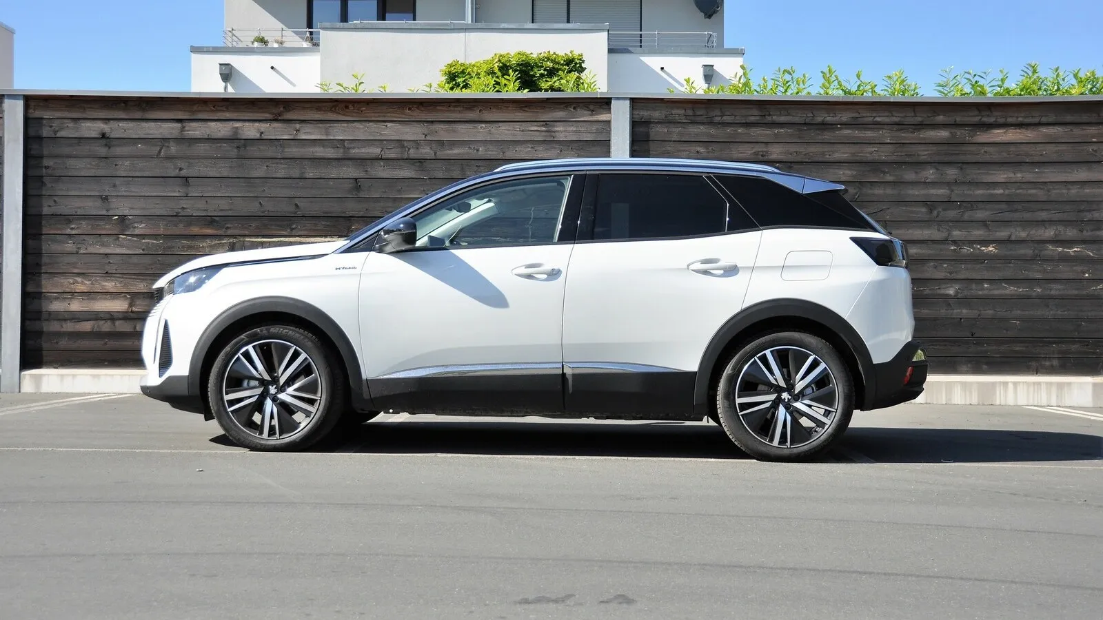 Peugeot 3008 Hybrid: Die 225 PS sehen auf dem Papier recht viel aus. Doch von einer Übermotorisierung kann keine Rede sein, im Gegenteil, sie sind genau richtig für das fast zwei Tonnen schwere SUV.