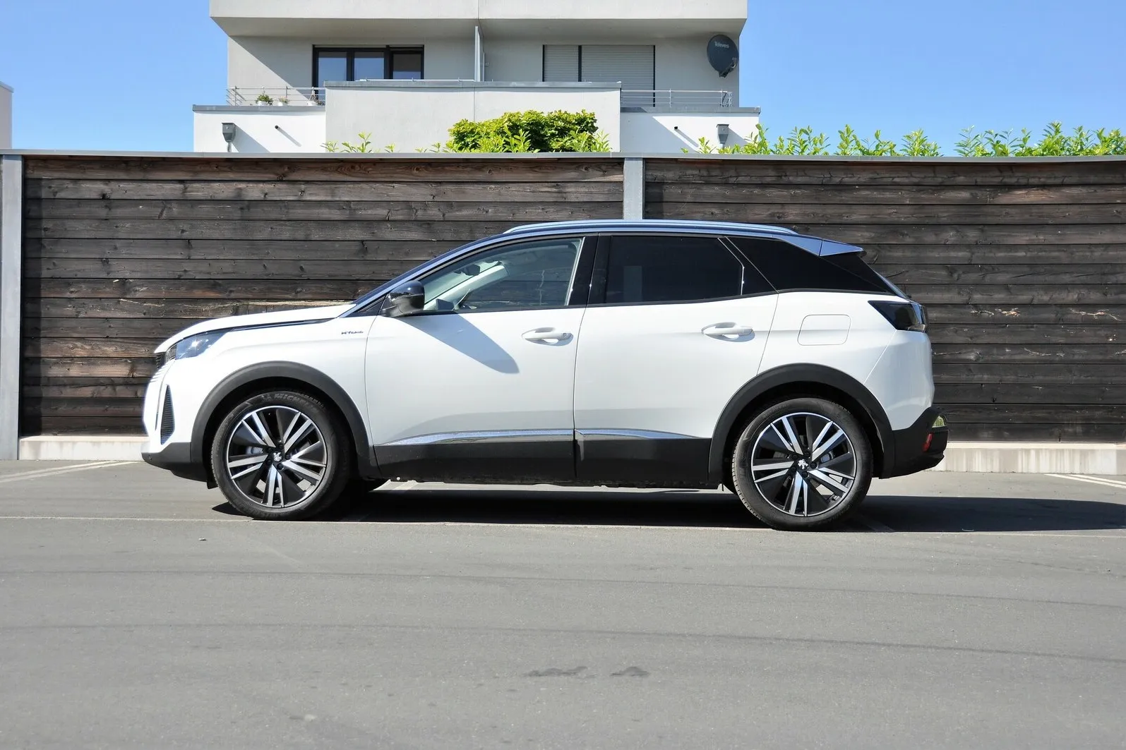 Peugeot 3008 Hybrid: Die 225 PS sehen auf dem Papier recht viel aus. Doch von einer Übermotorisierung kann keine Rede sein, im Gegenteil, sie sind genau richtig für das fast zwei Tonnen schwere SUV.