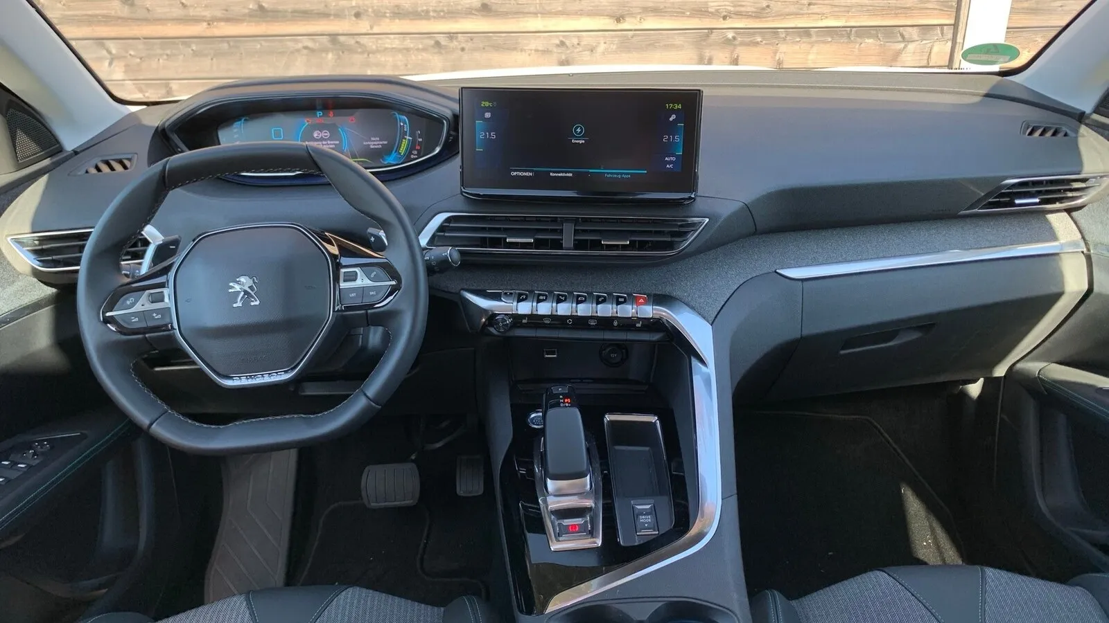 Das vielfach konfigurierbare Kombiinstrument hinter dem Lenkrad, namens i-Cockpit, ist weit oben angesiedelt. Dadurch erreicht Peugeot einen Effekt, der fast an ein Head-up-Display herankommt.