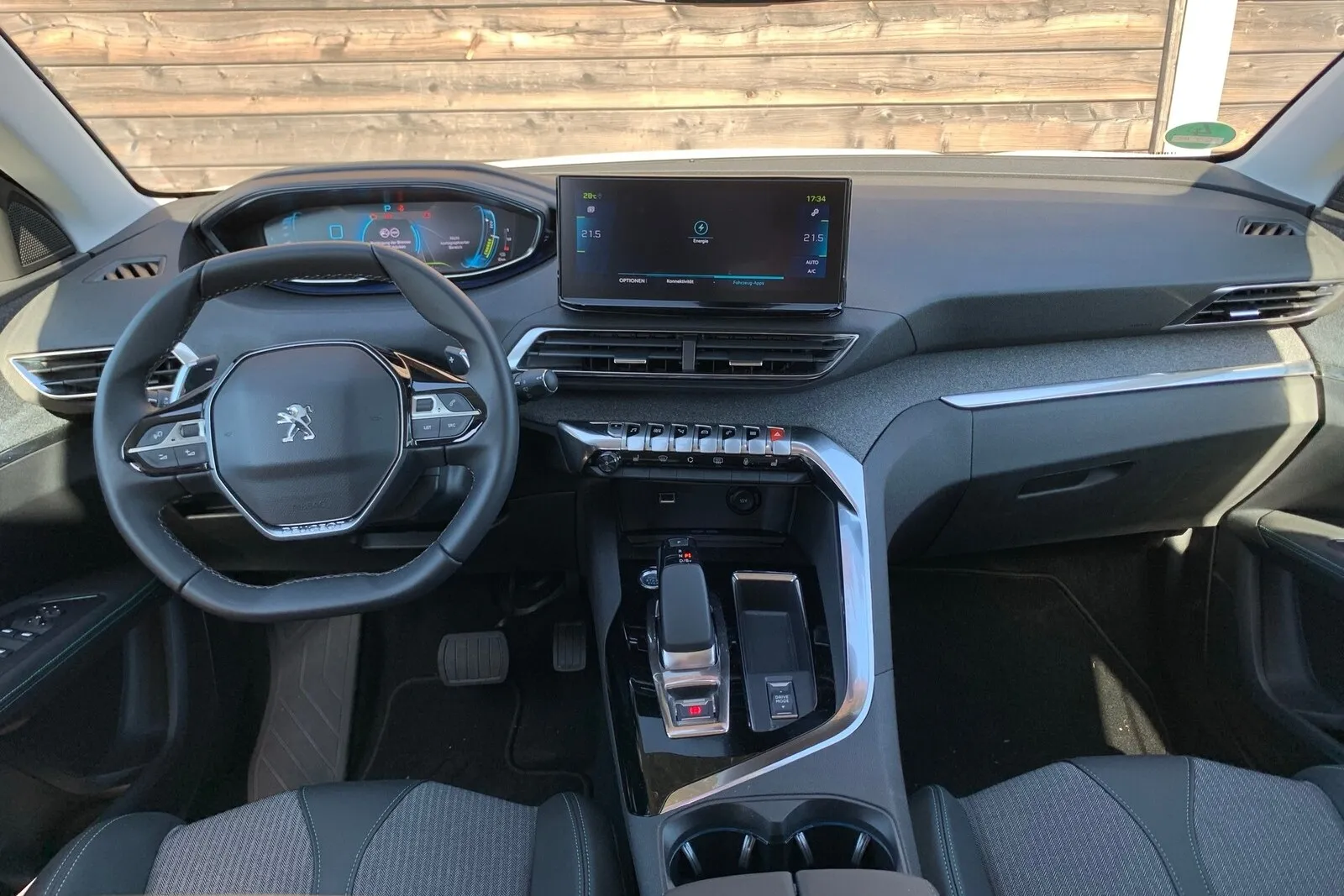 Das vielfach konfigurierbare Kombiinstrument hinter dem Lenkrad, namens i-Cockpit, ist weit oben angesiedelt. Dadurch erreicht Peugeot einen Effekt, der fast an ein Head-up-Display herankommt.