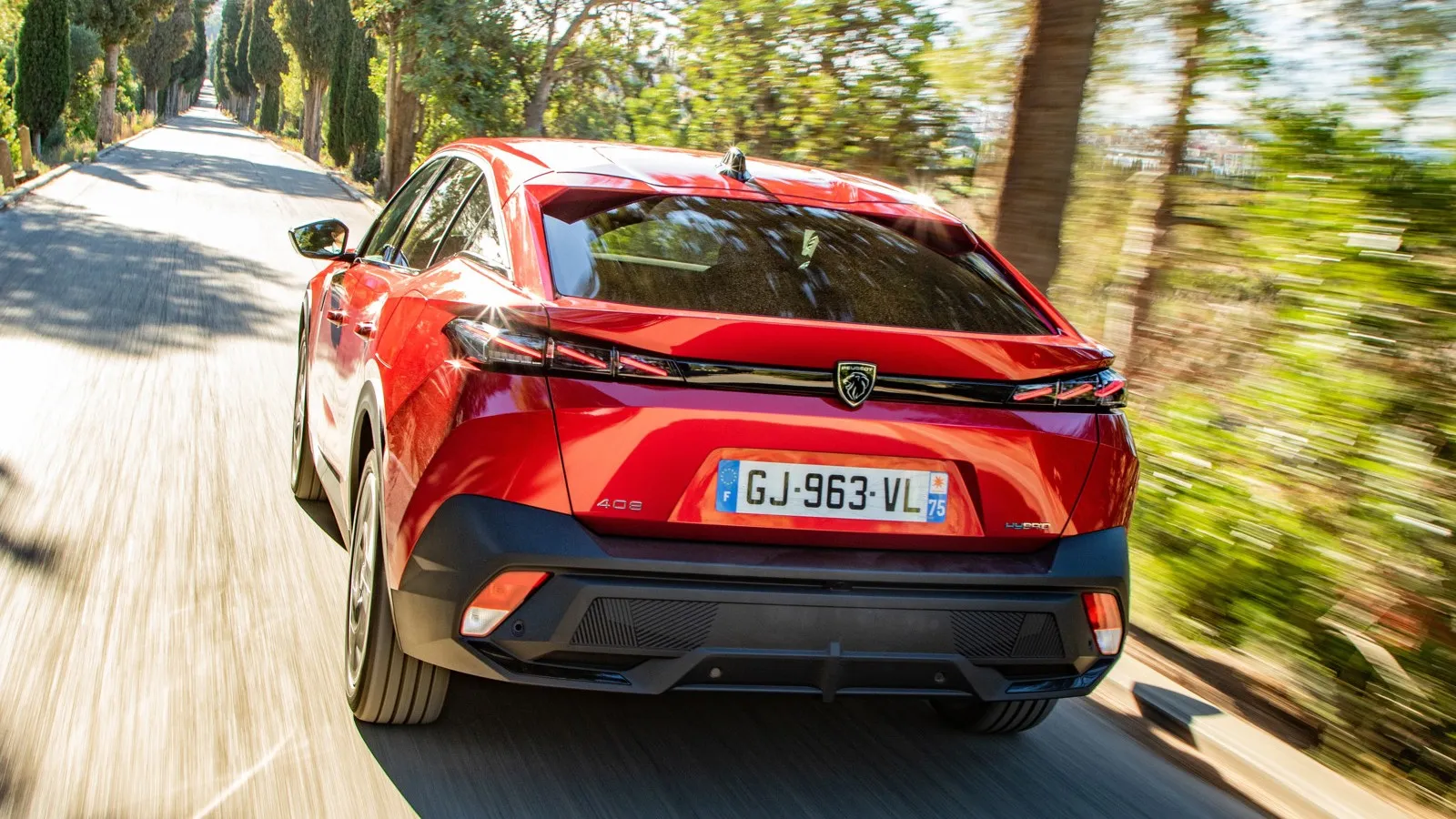 Der Peugeot 408 zeichnet sich durch seine markante Linienführung aus, die vor allem am Heck, am Dachabschluss, am Kofferraumdeckel und an der Basis der Kotflügel auffällt und scharfe Facetten schafft. Unter dem Blech steckt ein neuer 48V-Hybrid mit 136 PS.