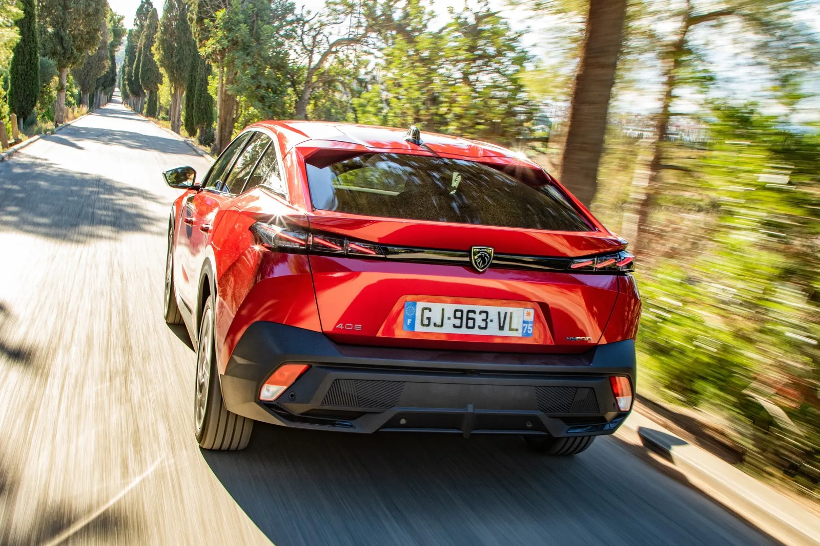 Der Peugeot 408 zeichnet sich durch seine markante Linienführung aus, die vor allem am Heck, am Dachabschluss, am Kofferraumdeckel und an der Basis der Kotflügel auffällt und scharfe Facetten schafft. Unter dem Blech steckt ein neuer 48V-Hybrid mit 136 PS.