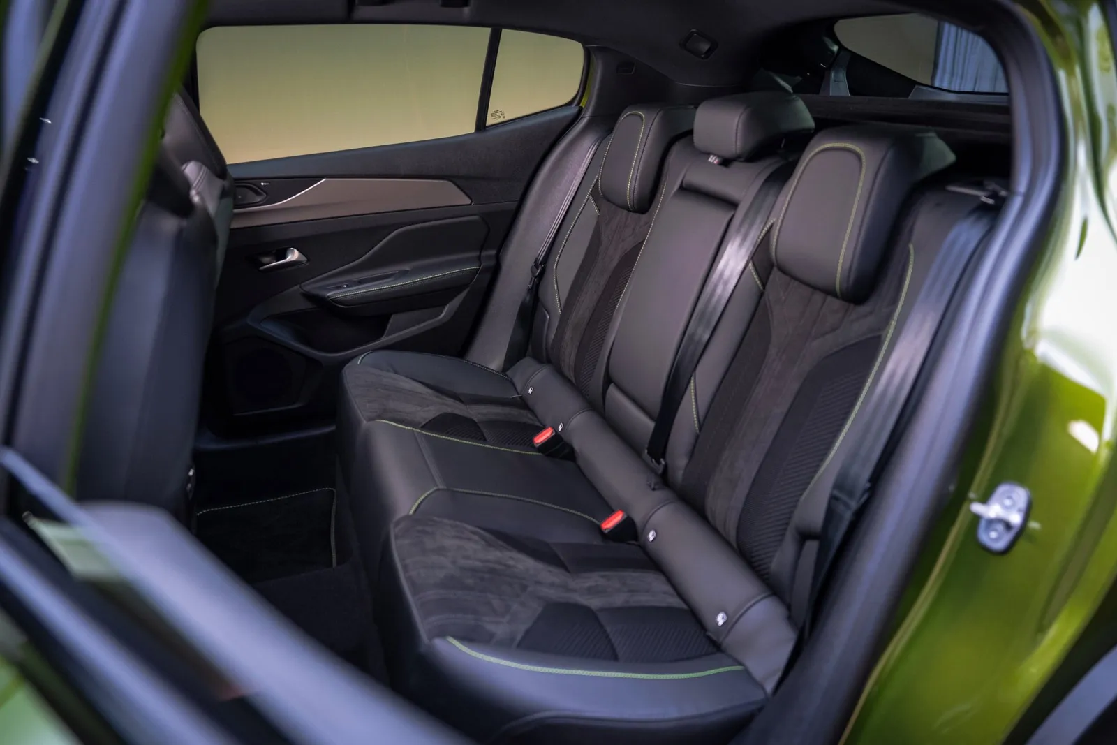 Im Fond des Peugeot 408 gibt es jede Menge Beinfreiheit.