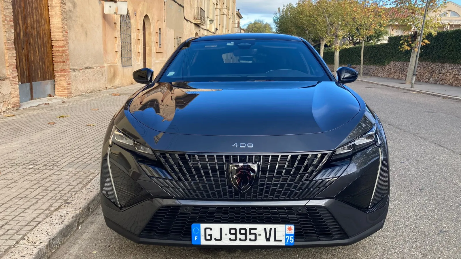 Top-Triebwerk des neuen Peugeot 408 ist der Plug-in-Hybrid mit 225 PS und achtstufigem Automatikgetriebe e-EAT8.