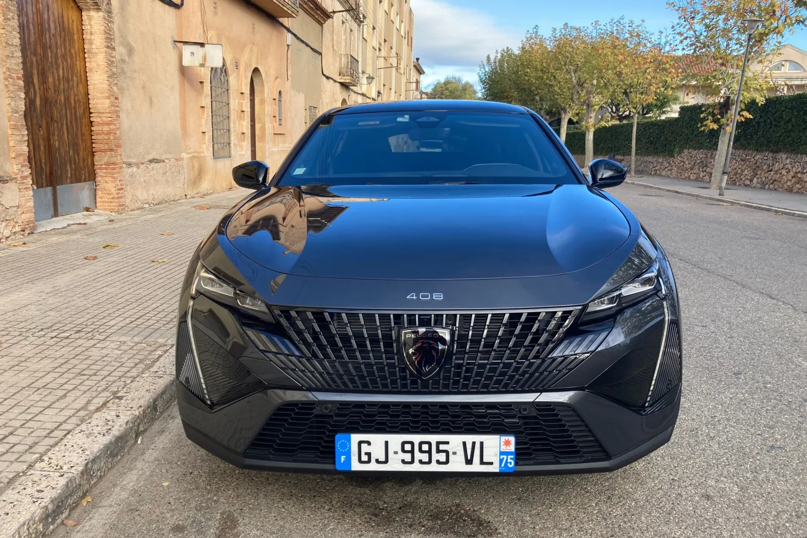 Top-Triebwerk des neuen Peugeot 408 ist der Plug-in-Hybrid mit 225 PS und achtstufigem Automatikgetriebe e-EAT8.
