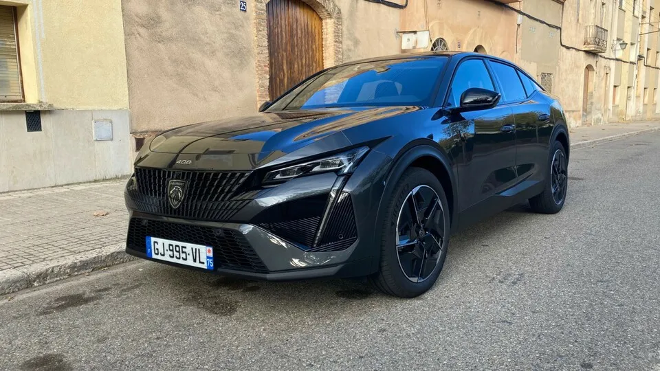 Markante Front mit Matrix-LED-Licht. Die Lichtsignatur ist das Aushängeschild des neuen Peugeot 408. Sie erstreckt sich nach unten mit zwei LED-Streifen in Form von Fangzähnen, die in die Stoßfänger übergehen.