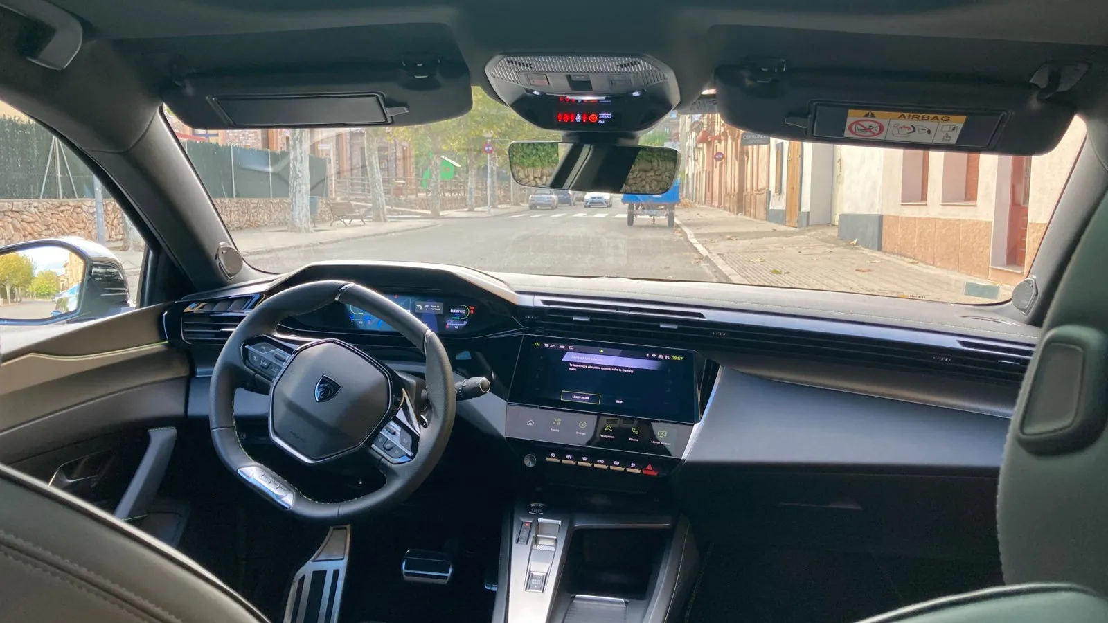 Schick, digital, jedoch wenig funktional. In etlichen Situationen verstellt das 408-Lenkrad den freien Blick auf das neue Kombi-Instrument.