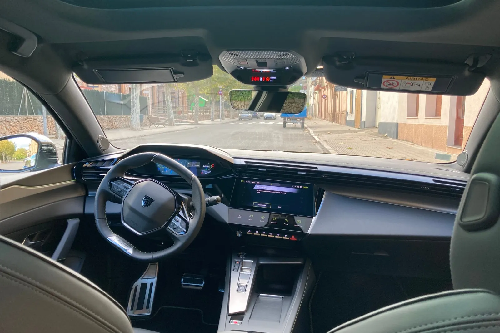 Schick, digital, jedoch wenig funktional. In etlichen Situationen verstellt das 408-Lenkrad den freien Blick auf das neue Kombi-Instrument.