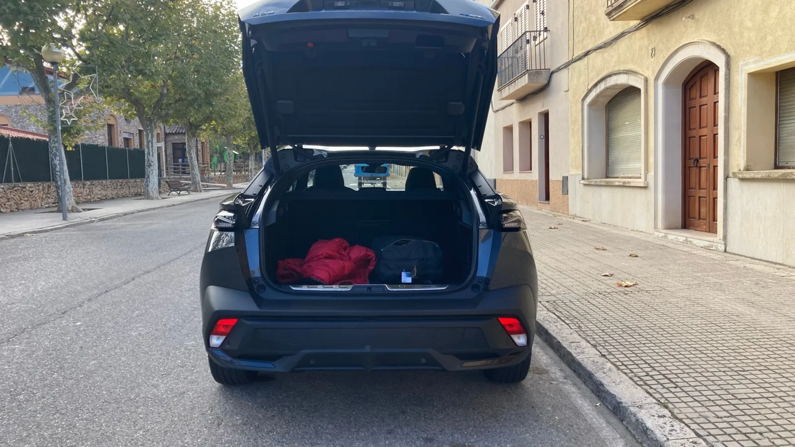 Die Standard-Kofferraum-Kapazität des Peugeot-Crossovers beträgt 536 Liter (PHEV: 471 Liter). Bei umgeklappter Sitzbank (40/60) gehen bis zu 1.611 Liter (PHEV: 1.545 Liter) und Gegenstände von bis zu 1,89 Meter Länge mit.