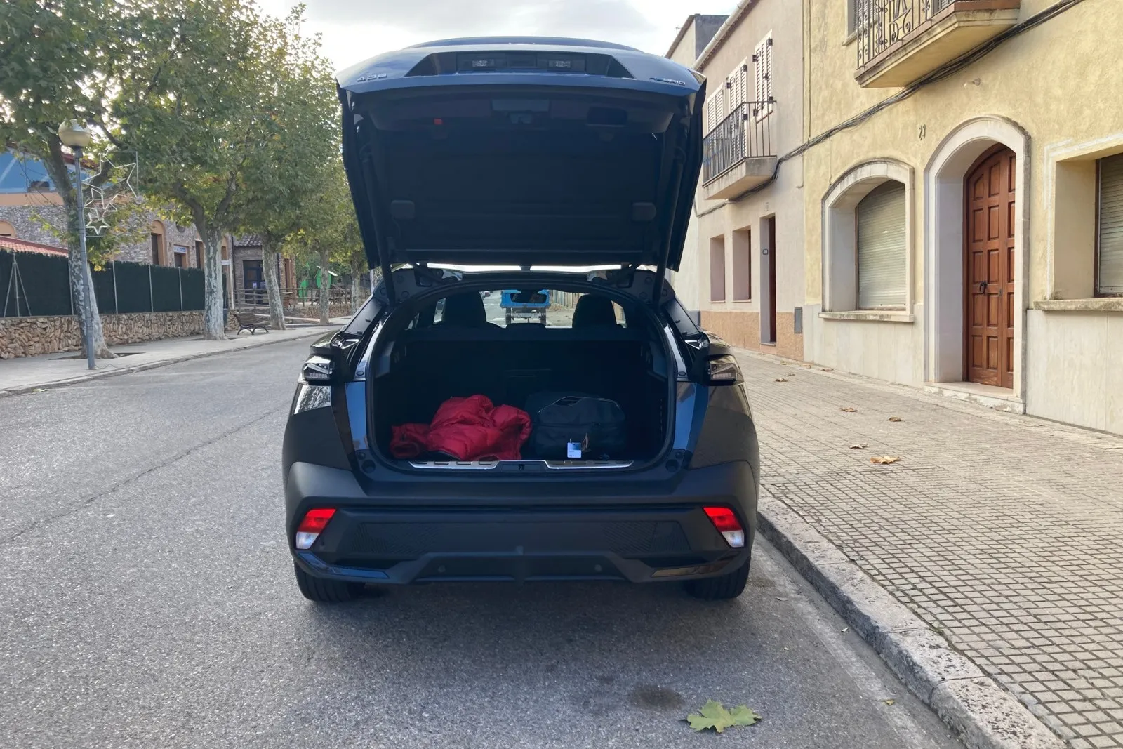 Die Standard-Kofferraum-Kapazität des Peugeot-Crossovers beträgt 536 Liter (PHEV: 471 Liter). Bei umgeklappter Sitzbank (40/60) gehen bis zu 1.611 Liter (PHEV: 1.545 Liter) und Gegenstände von bis zu 1,89 Meter Länge mit.