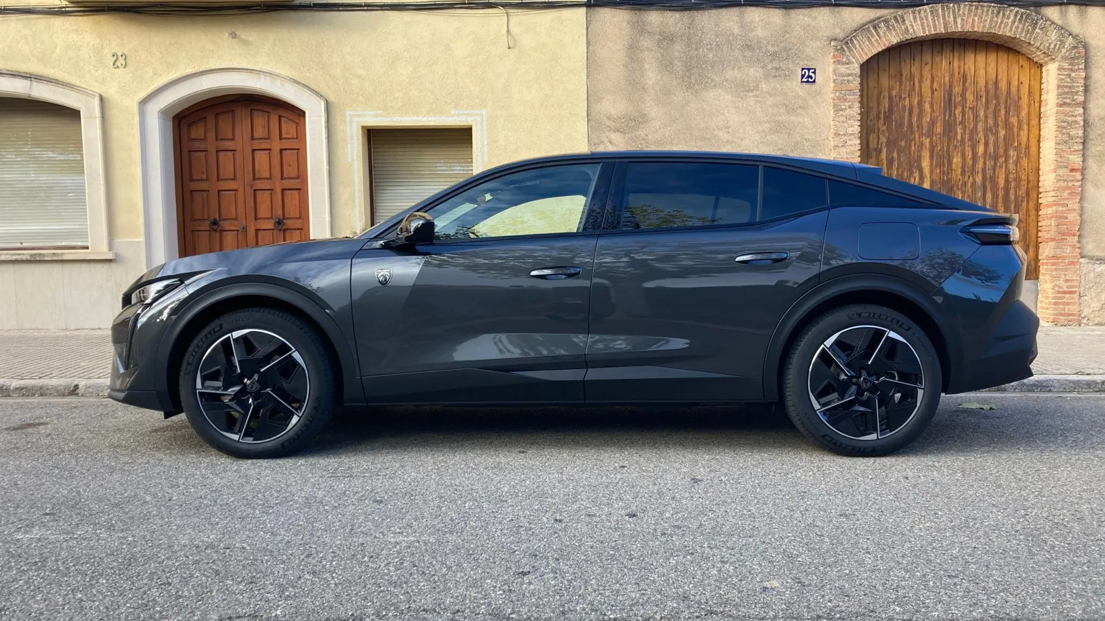 Mischung aus SUV, Coupé und Limousine: Für Peugeot ist der neue Kompakt-Crossover 408 der erste seiner Art.