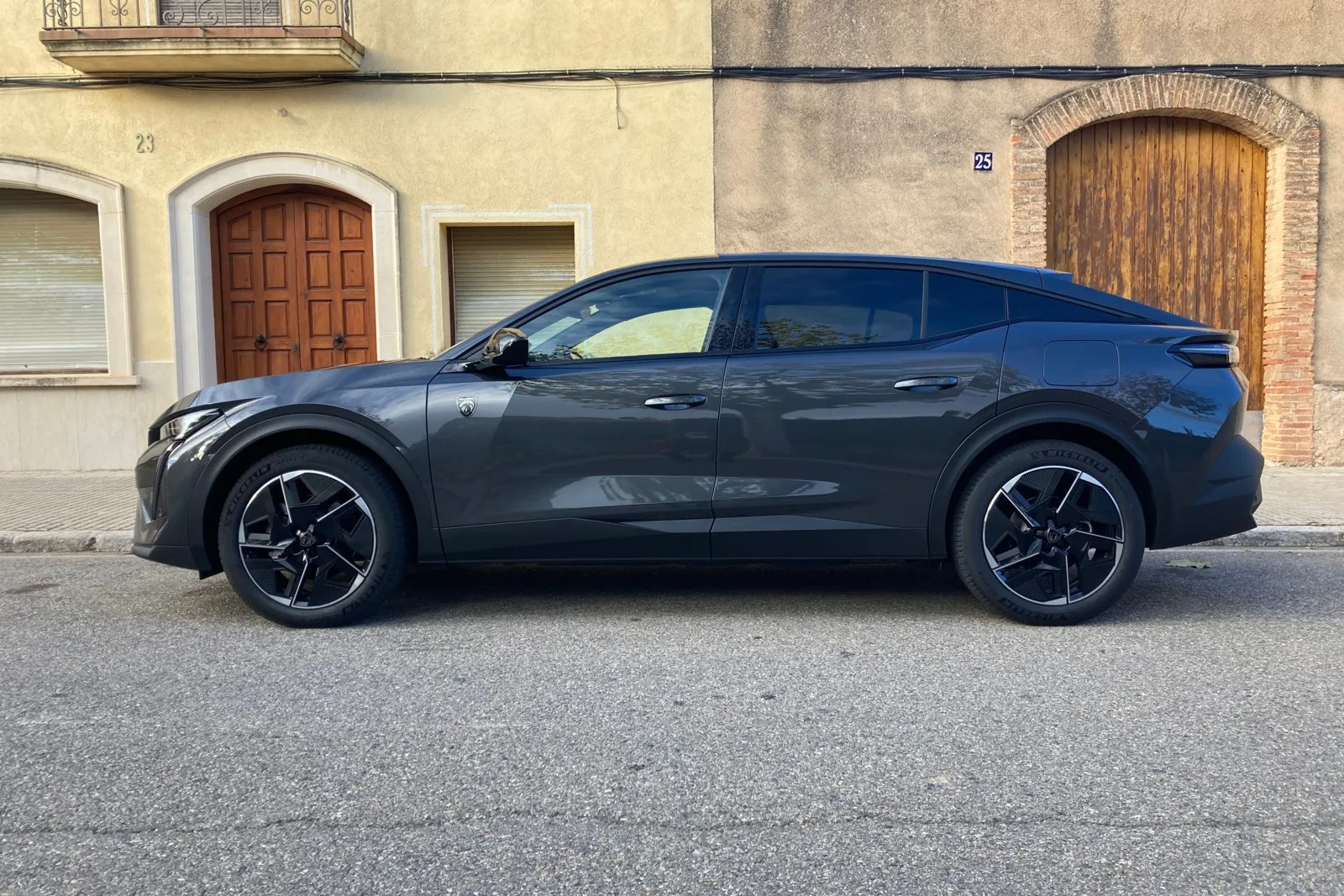 Mischung aus SUV, Coupé und Limousine: Für Peugeot ist der neue Kompakt-Crossover 408 der erste seiner Art.