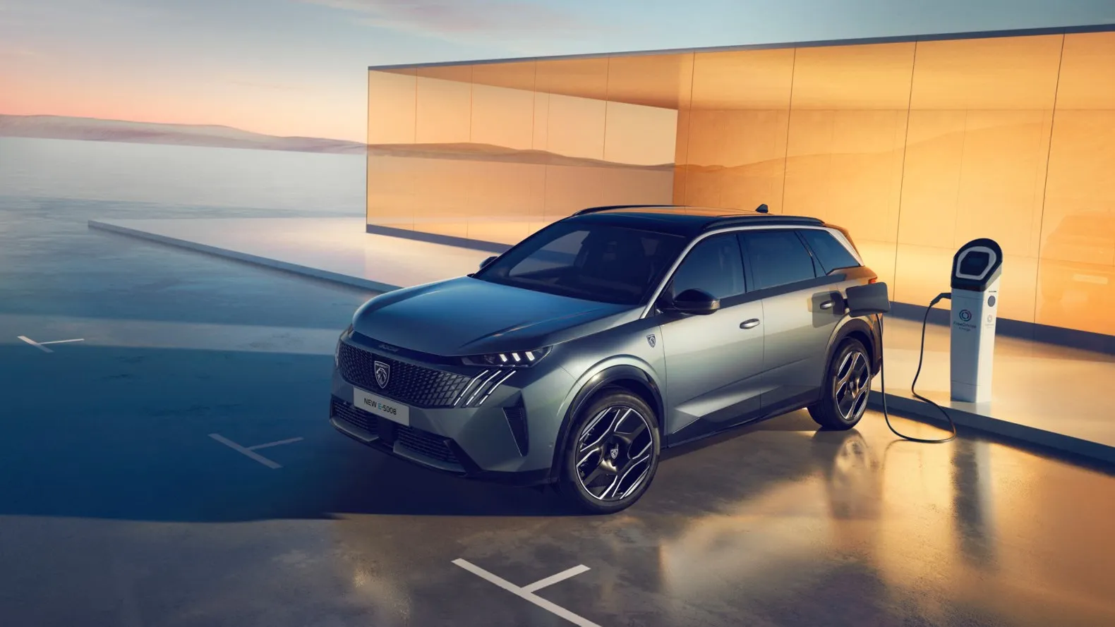 SUV-Flaggschiff und Gewinner des „Goldenen Lenkrads 2024“ in der Kategorie „Familienwagen“: der neue Peugeot E-5008. Als Teilzeitstromer soll er 2025 mit einem verbesserten Plug-in-Hybrid-System und erhöhter Reichweite vorfahren.