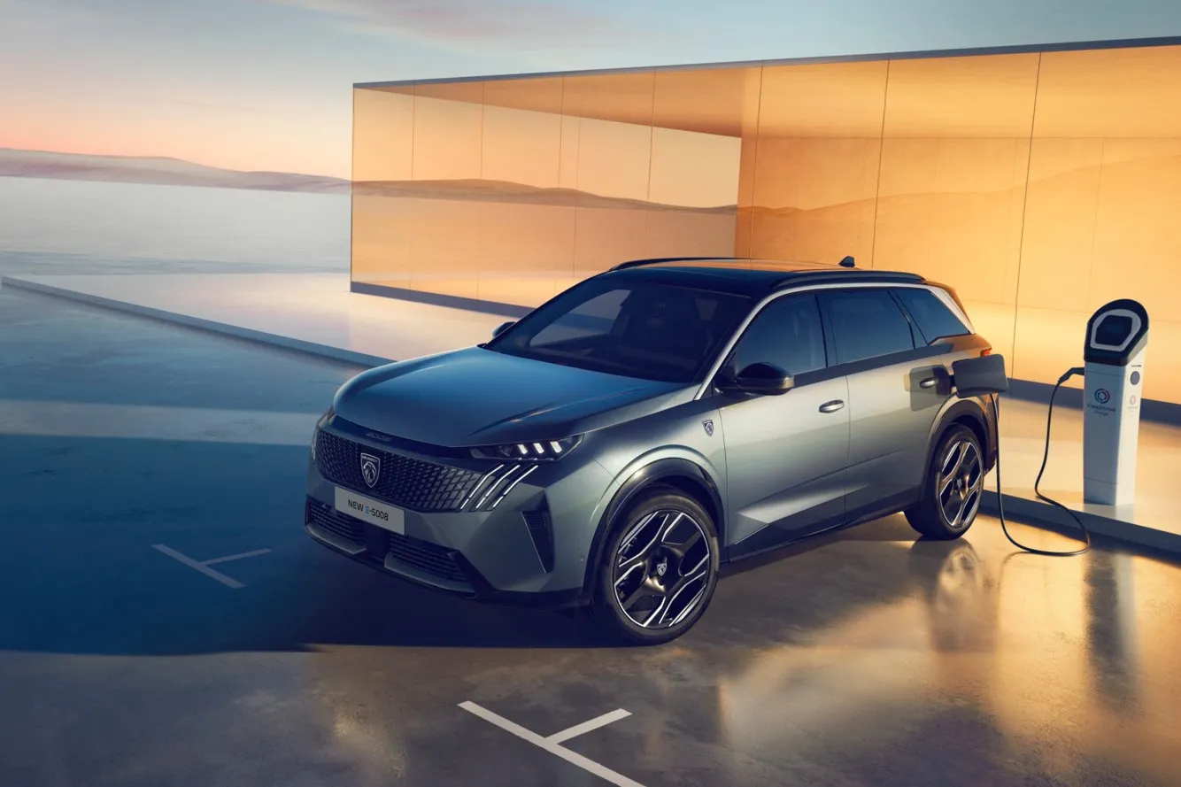 SUV-Flaggschiff und Gewinner des „Goldenen Lenkrads 2024“ in der Kategorie „Familienwagen“: der neue Peugeot E-5008. Als Teilzeitstromer soll er 2025 mit einem verbesserten Plug-in-Hybrid-System und erhöhter Reichweite vorfahren.