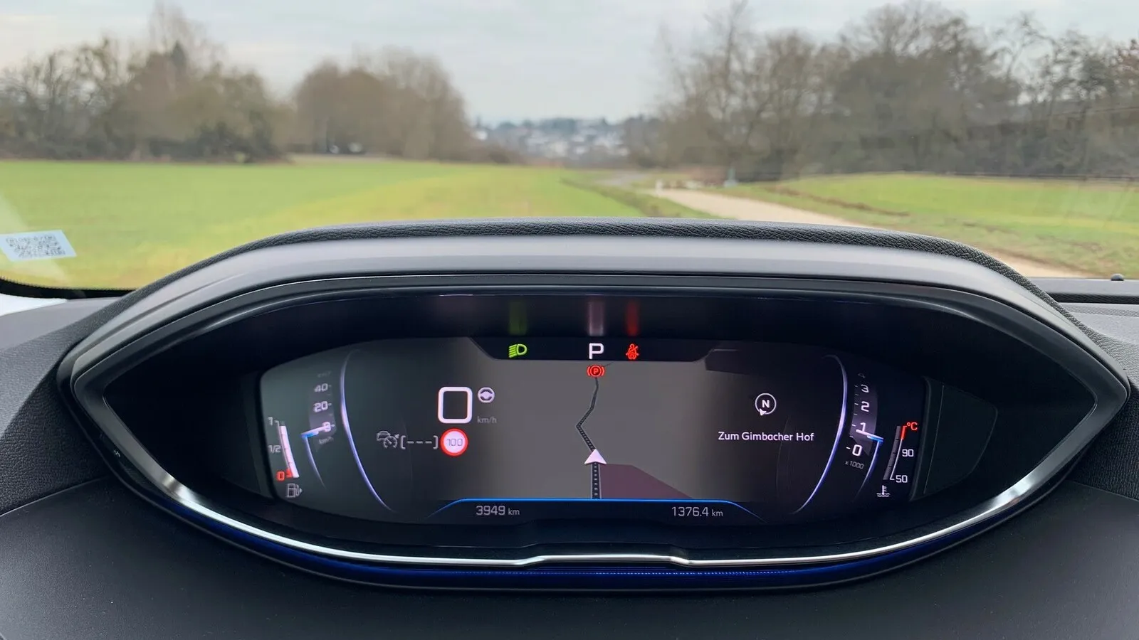 Das vielfach konfigurierbare Kombiinstrument hinter dem Lenkrad ist weit oben angesiedelt. Dadurch erreicht Peugeot einen Effekt, der fast an ein Head-up-Display herankommt.