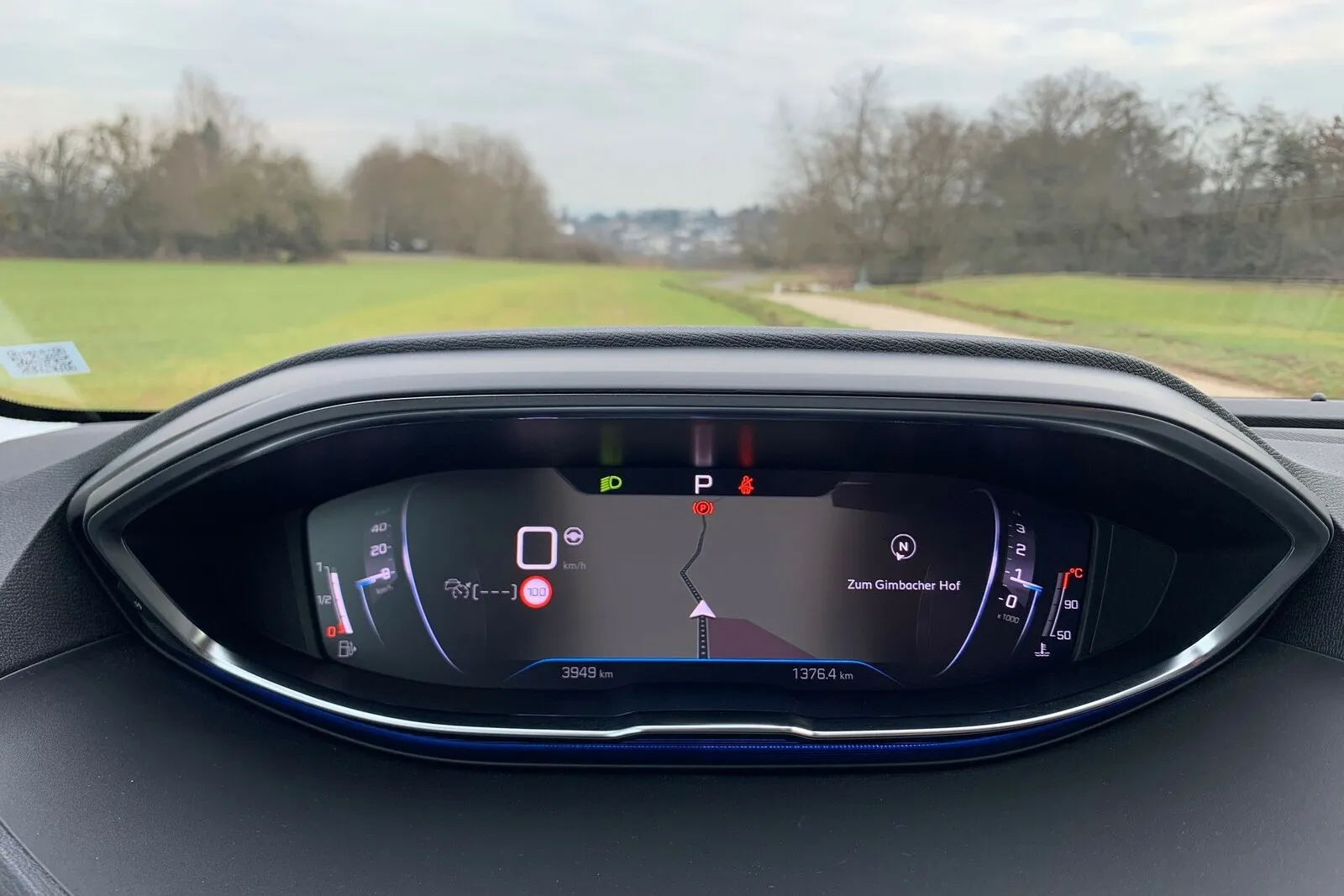 Das vielfach konfigurierbare Kombiinstrument hinter dem Lenkrad ist weit oben angesiedelt. Dadurch erreicht Peugeot einen Effekt, der fast an ein Head-up-Display herankommt.