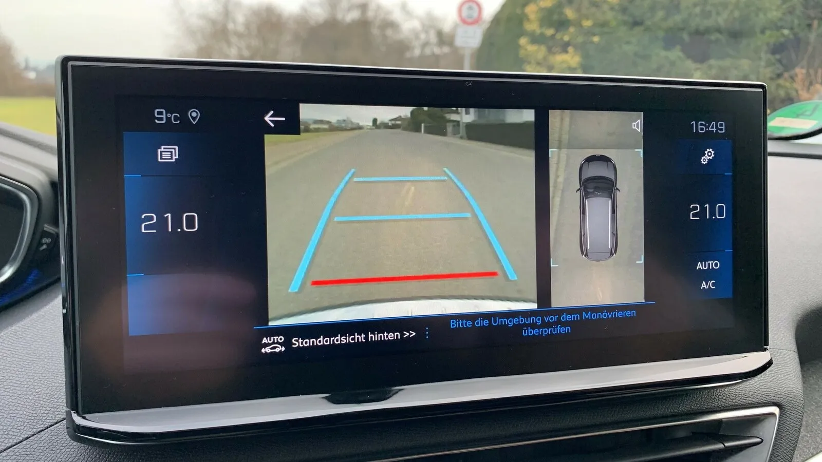 Trotz seiner Größe lässt sich der Peugeot 5008, auch dank Kamera- und Sensorassistenten, gut in der Stadt und in Parklücken manövrieren.