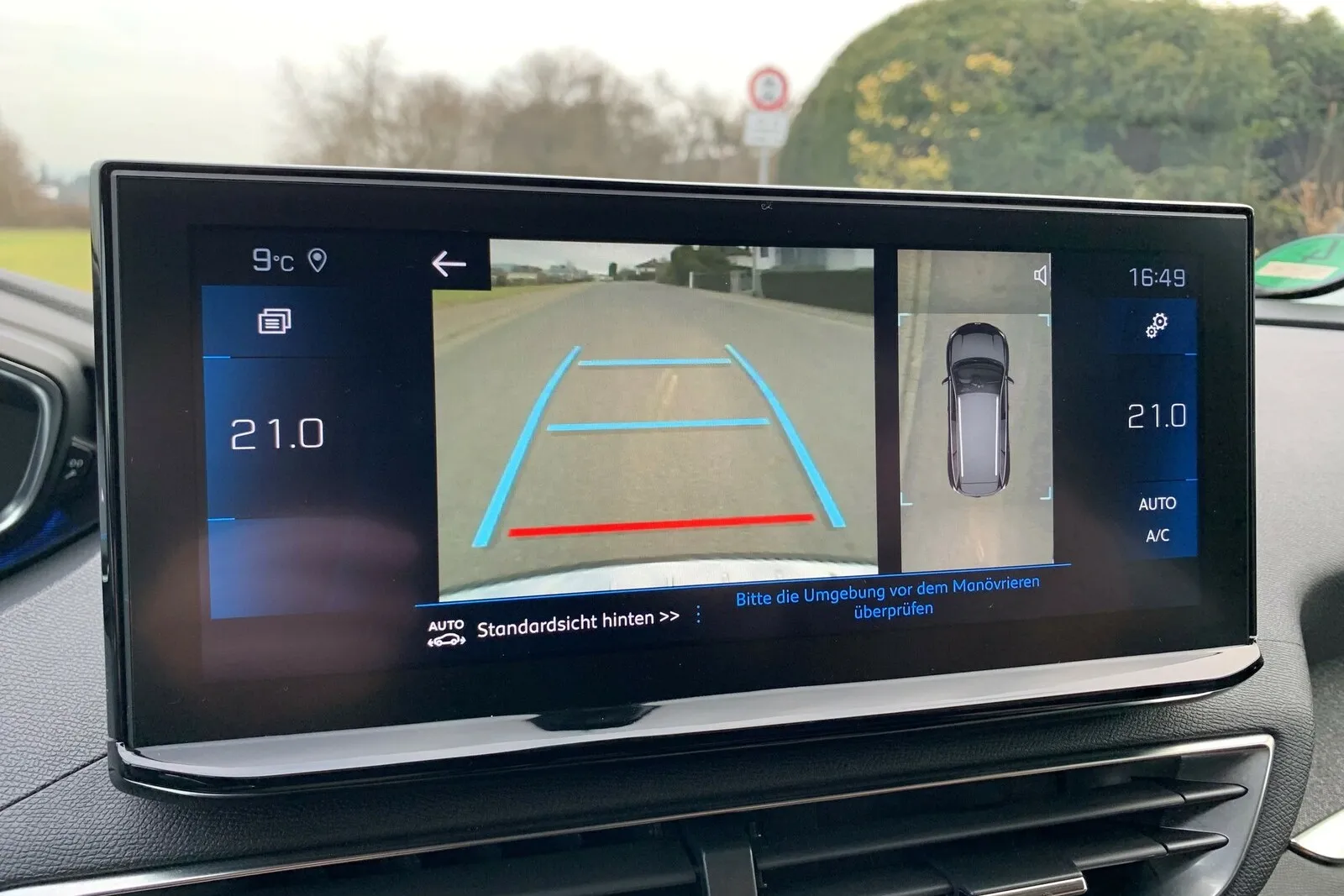 Trotz seiner Größe lässt sich der Peugeot 5008, auch dank Kamera- und Sensorassistenten, gut in der Stadt und in Parklücken manövrieren.