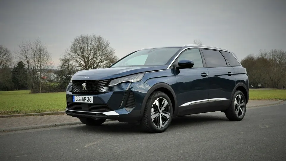 Markant präsentiert sich unser Testwagen, der Peugeot 5008 Blue HDi130 EAT8 Allure Pack dem Betrachter. Sofort fallen die vielen Sicken und Kanten, die verdunkelten Fenster auf.