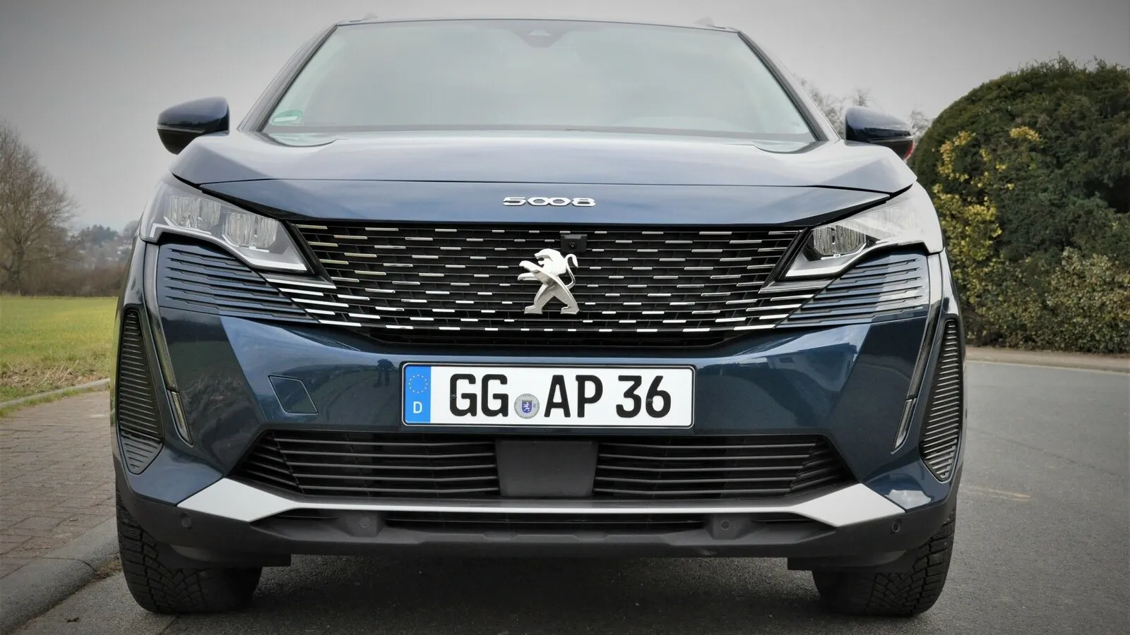 Je nach Ausstattungsniveau gehören LED-Scheinwerfer mit Kurvenlicht sowie integrierte Nebelleuchten (Foggy-Mode) zum Serienumfang. Auf der Motorhaube prangt die Modellbezeichnung.