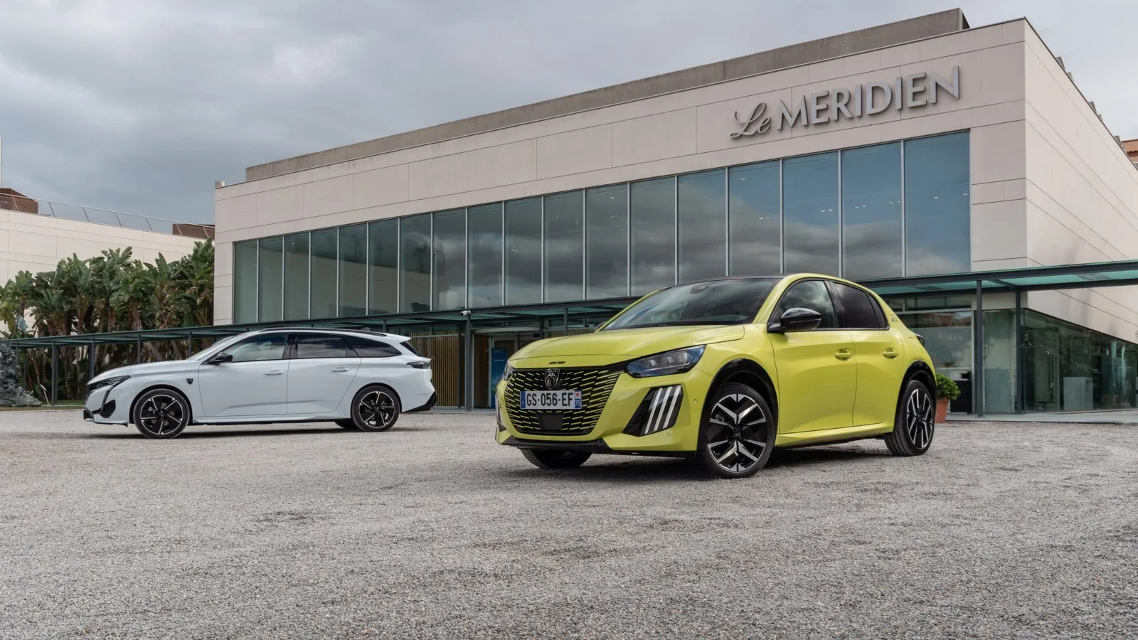 Peugeot setzt auf eine 48-Volt-Hybridtechnologie, die Benziner und E-Motor effizient kombiniert. Laut Hersteller sollen damit rund 50 der Fahrzeit im Stadtverkehr rein elektrisch möglich sein und der Spritverbrauch soll dadurch um bis zu 20 Prozent im Vergleich zu konventionellen Modellen sinken