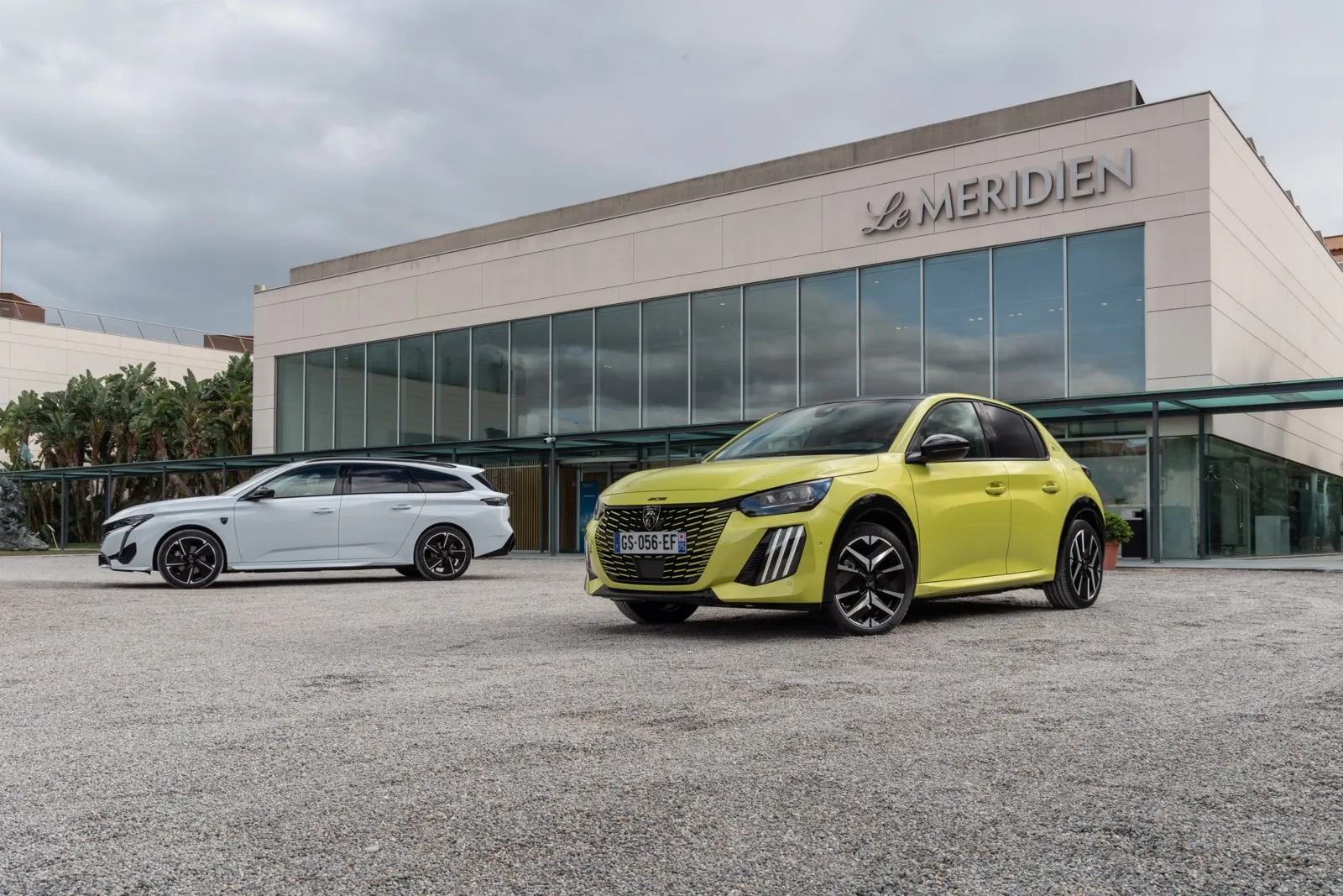 Peugeot setzt auf eine 48-Volt-Hybridtechnologie, die Benziner und E-Motor effizient kombiniert. Laut Hersteller sollen damit rund 50 der Fahrzeit im Stadtverkehr rein elektrisch möglich sein und der Spritverbrauch soll dadurch um bis zu 20 Prozent im Vergleich zu konventionellen Modellen sinken