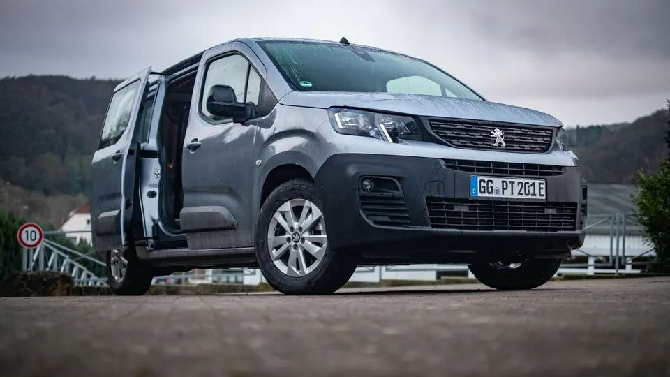 Der e-Partner kann als ausgewogener Kleintransporter mit Nutzwert punkten, büßt im Winter jedoch viel Reichweite ein.