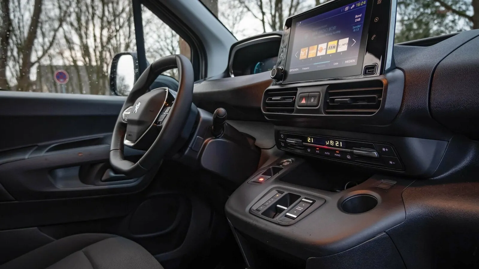 A la bonheur: Im Innenraum des e-Partner warten moderne Technik, französische Designelemente und ein sportliches Volant.