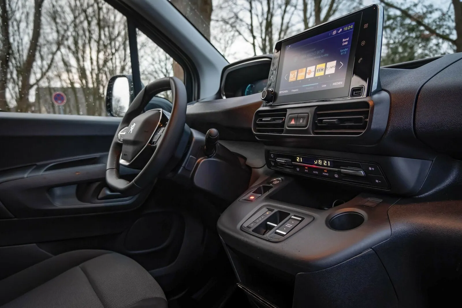 A la bonheur: Im Innenraum des e-Partner warten moderne Technik, französische Designelemente und ein sportliches Volant.