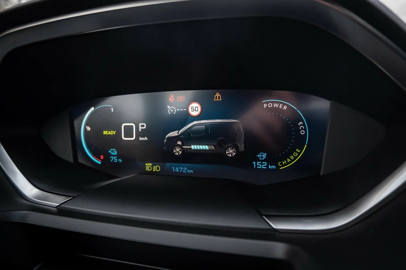 Akkuanzeige auf Französisch: Peugeot verwendet im e-Partner ein voll digitales Tacho und Kombiinstrument, das leicht ablesbar und ansprechend designt wurde.