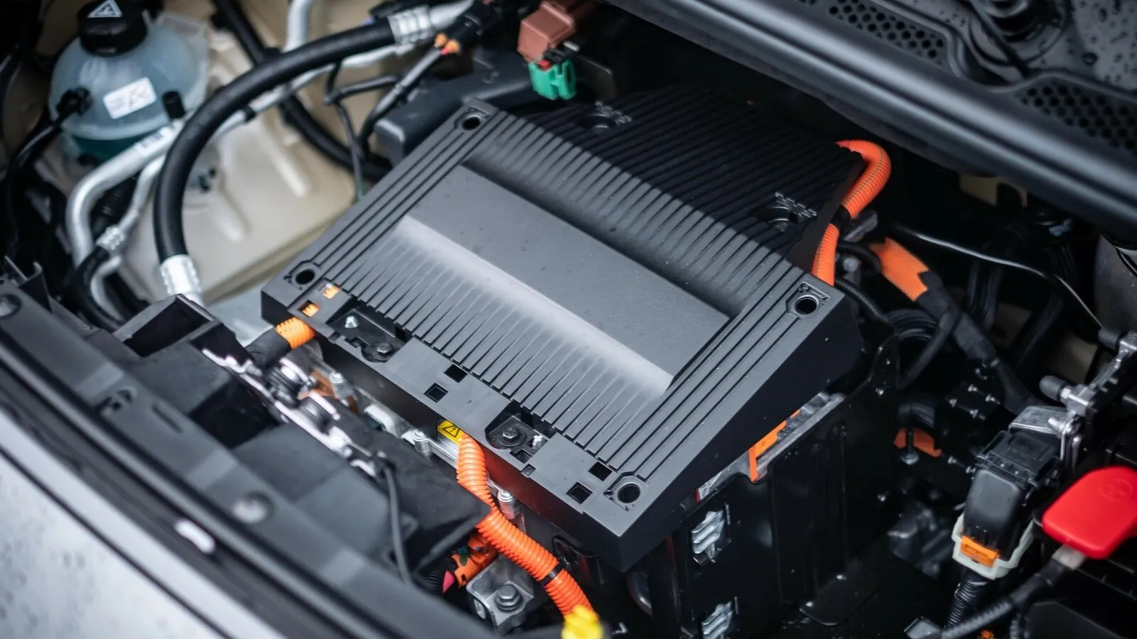 Elektronentanz: Mit 136 PS und 260 Newtonmeter liefert das E-Maschinchen genug Kraft, um 2.400 Kilogramm Gesamtgewicht anzuschieben.