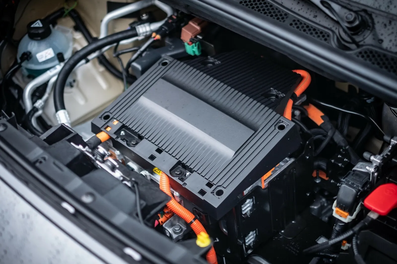 Elektronentanz: Mit 136 PS und 260 Newtonmeter liefert das E-Maschinchen genug Kraft, um 2.400 Kilogramm Gesamtgewicht anzuschieben.